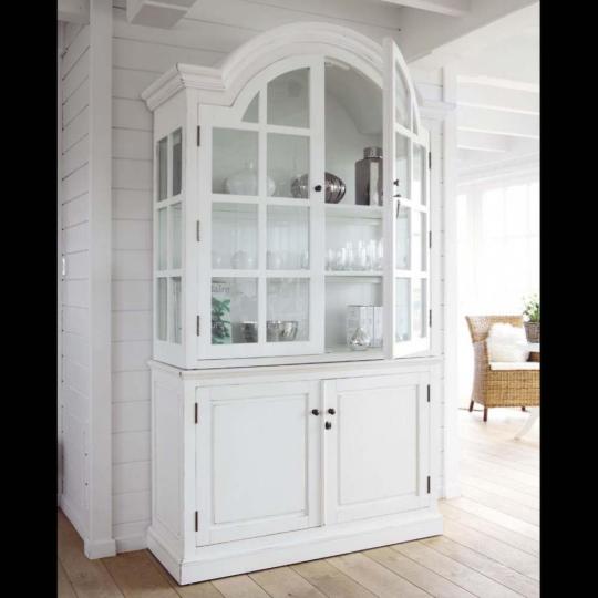 mm110510 malovana polobiela klasicka skrina zasklenna obyvacka nabytok jedinecna mierka stolarska vyroba kuchyna provance provansalsky drevena podlaha.jpg